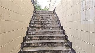 楼梯湿滑难行 居民出入犯愁