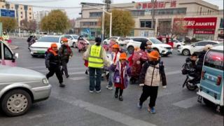 站好暖心护学岗，临沂第九实验小学家长志愿者守护孩子上学路