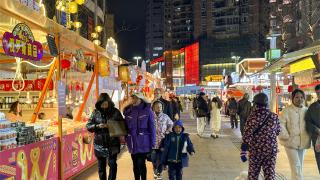 青云路步行街：夜间年味浓，新年消费热